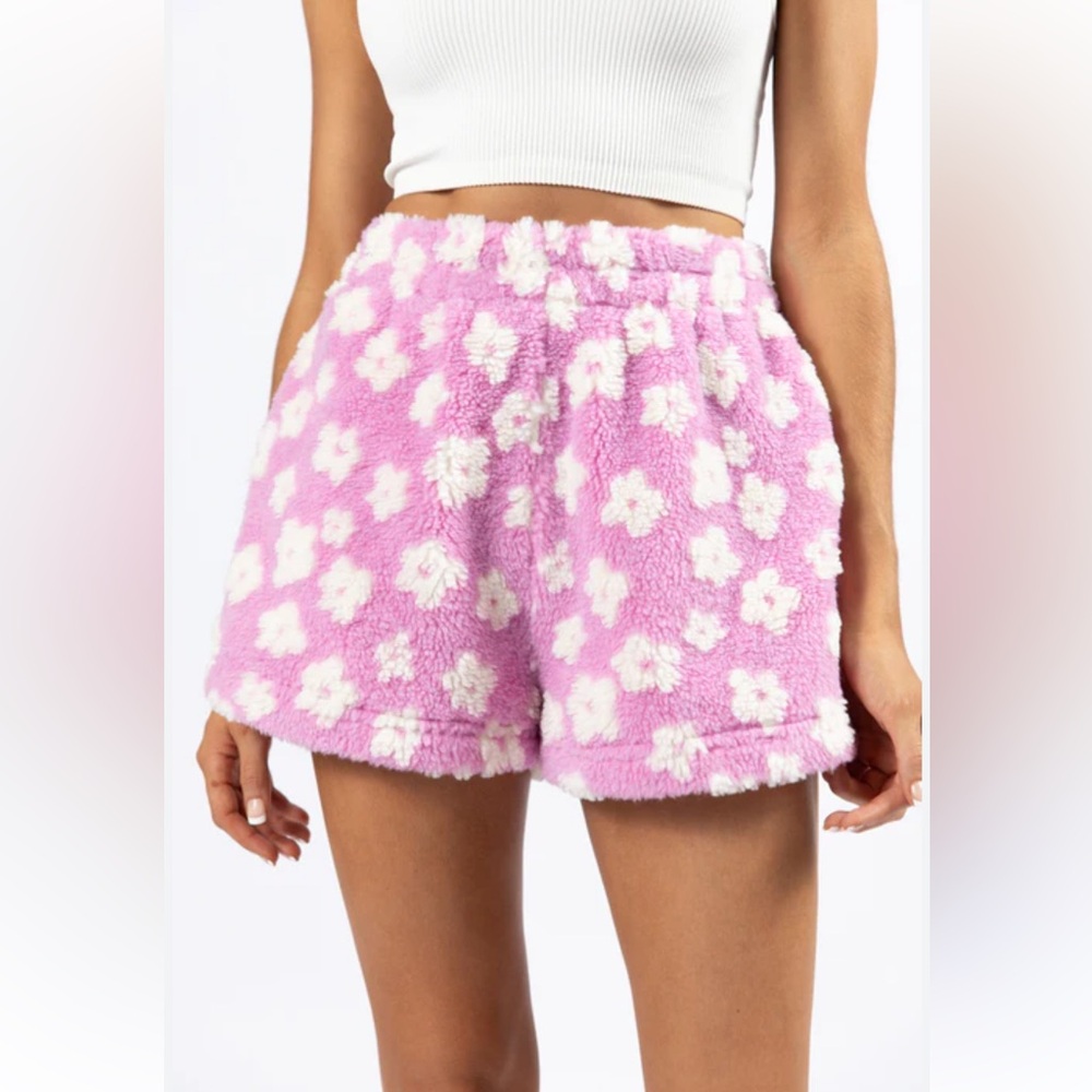 Pink Lily Front Runner‎ High Waist Purple Floral Sherpa Pull On Shorts, size M